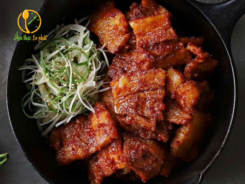 Sự hấp dẫn của món thịt ba chỉ áp chảo theo kiểu Hàn.