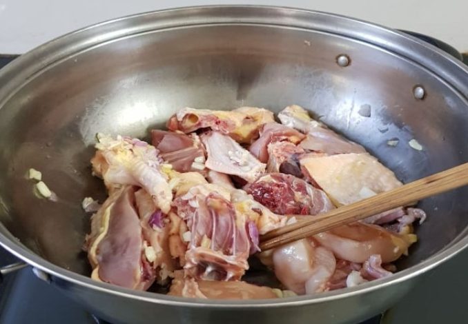 Ướp thịt gà trong vòng 30 phút để thịt ngấm gia vị