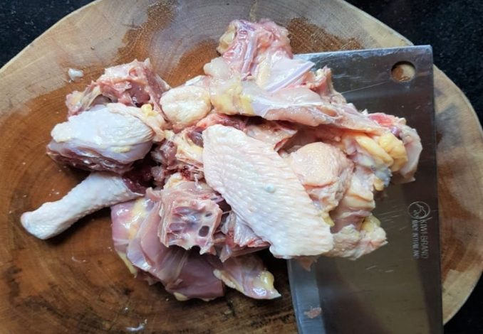 Chặt thịt gà thành từng miếng vừa ăn