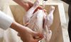 Dùng muối trắng chà xát lên thân gà để khử mùi tanh