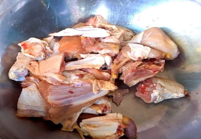 Chặt thịt gà thành từng miếng vừa ăn