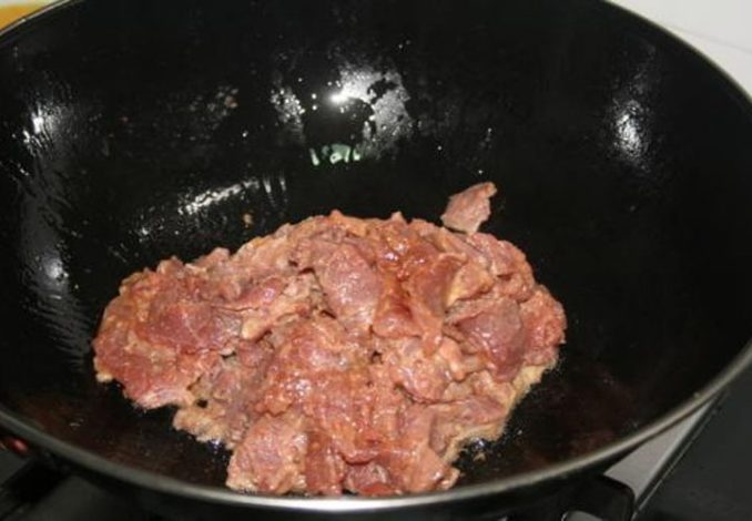 Chế biến món thịt trâu xào tỏi