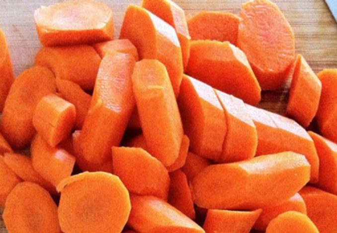 Chặt cà rốt thành các khúc nhỏ vừa ăn