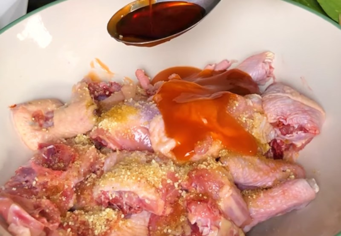 Bạn có thể ướp thịt gà qua đêm để thịt được ngấm đều gia vị hơn