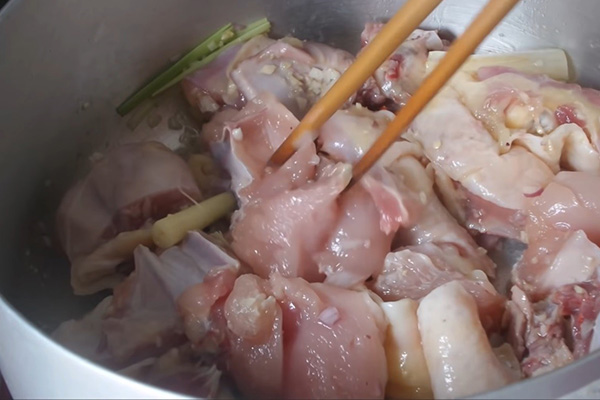 Xào thịt gà để thịt thêm săn chắc và thấm vị