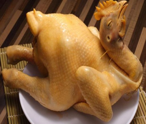 Thịt gà luộc vàng óng đẹp mắt
