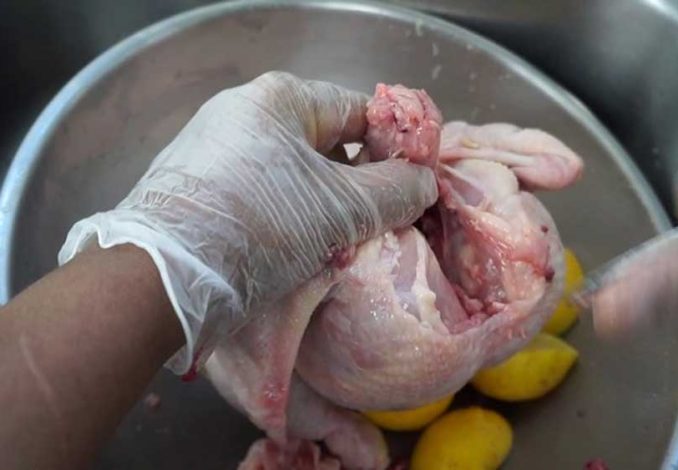 Bạn có thể lấy muối hoặc chanh chà quanh thân gà giúp làm giảm mùi hôi, sau đó rửa lại với nước