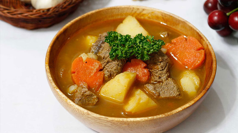 Bò hầm sốt vang mang hương vị Việt