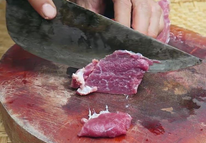 Cắt thịt nghé mỏng giúp thịt nhanh mềm và thấm đều gia vị hơn