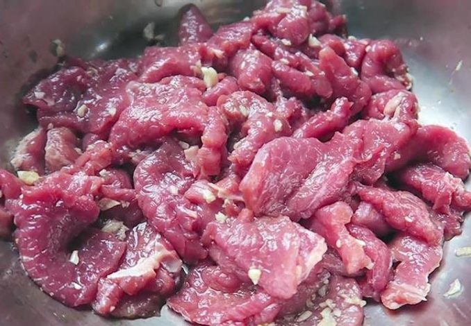 Ướp thịt trâu tầm 2 đến 3 giờ đồng hồ, bảo quản thịt trong ngăn mát tủ lạnh
