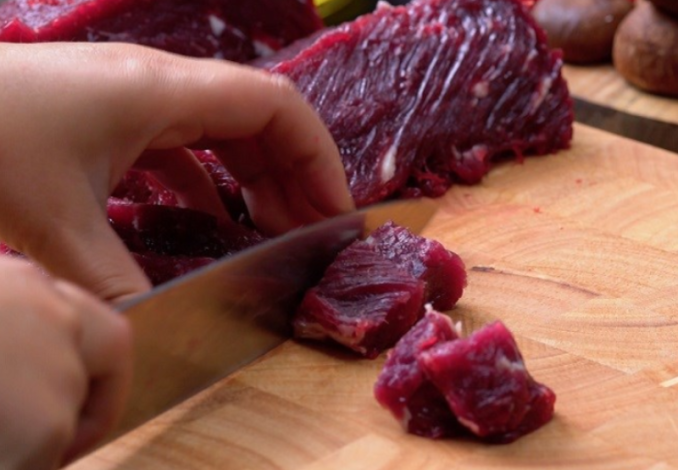 Thịt bò cắt thành từng khúc vừa ăn