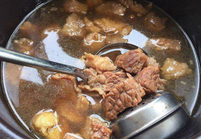 Ninh nhừ thịt bò sau đó tiếp tục cho nấm hương, hạt sen, hành tây vào súp, nấu thêm 15 phút