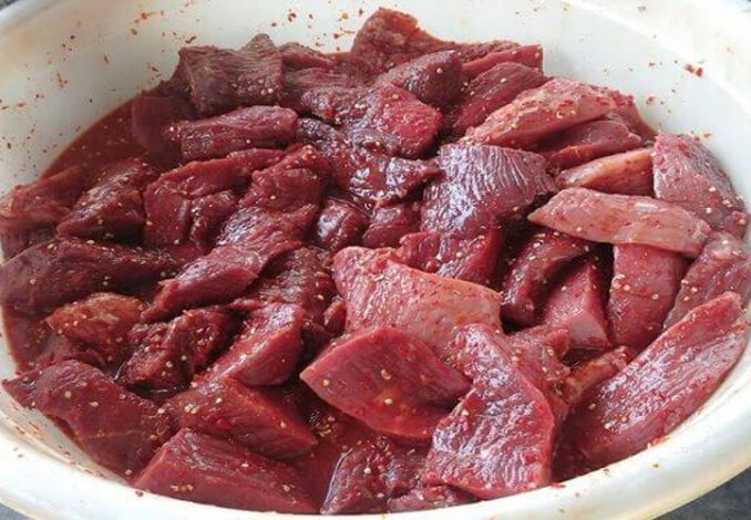 Ướp thịt trâu 15 phút trước khi nướng, để thịt thấm đều gia vị và thơm ngon hơn