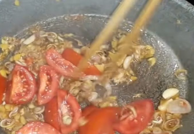Xào cà chua để nấu nước mẻ