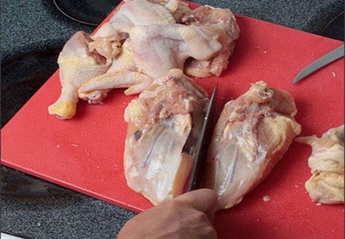 Chặt thịt gà thành nhiều miếng vừa ăn