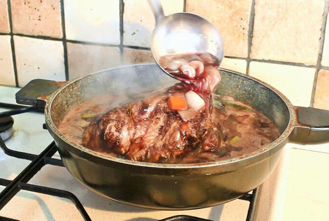 Không dùng nước lạnh để hầm thịt bò bởi nước lạnh dễ làm thịt bị khô