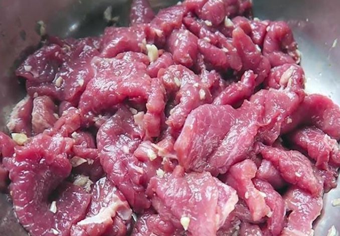 Ướp thịt trâu khoảng 15 phút cho thịt trâu ngấm đều gia vị