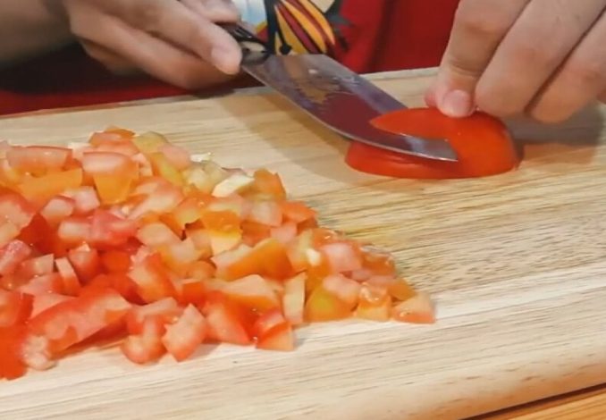 Thái cà chua hình hạt lựu