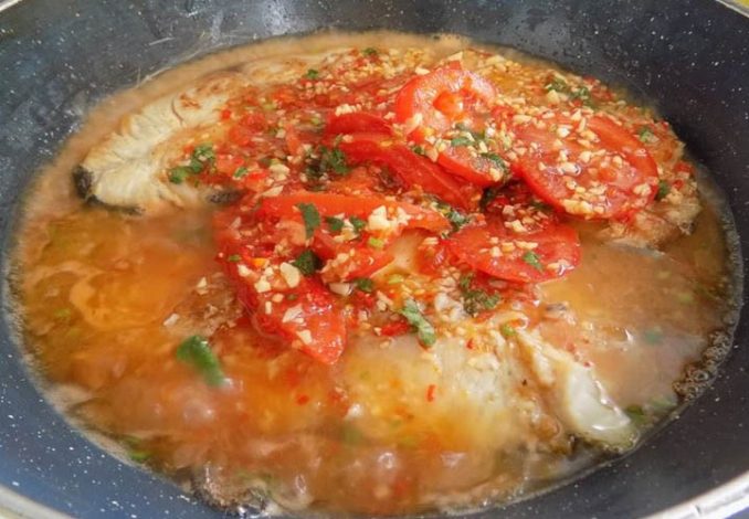 Đun nóng hỗn hợp nước sốt, sau đó cho cá thu đã rán, cà chua vào đến khi nước sốt sệt lại