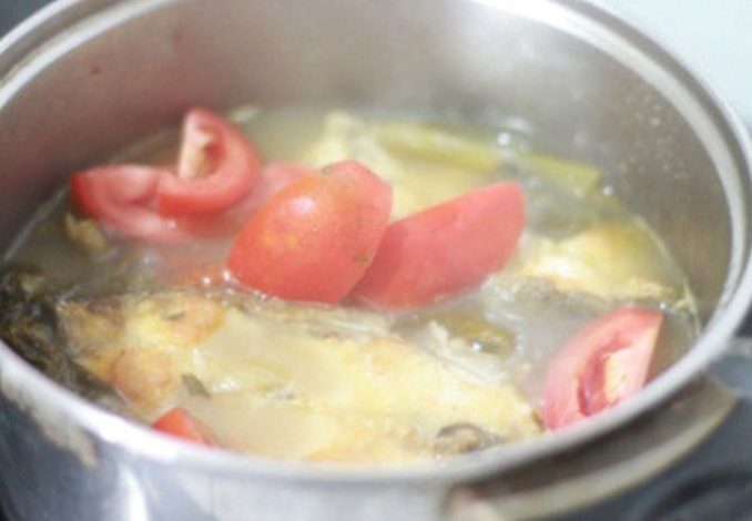 Khi cá sôi, thả dưa chua vào đun tiếp đến khi dưa mềm, ngấm