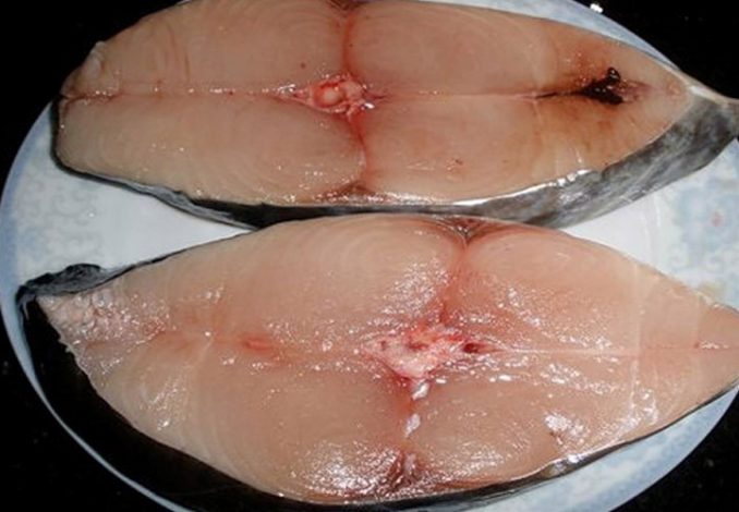 Sơ chế cắt cá thành miếng vừa ăn