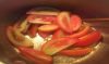 Cho cà chua vào xào sơ khoảng 4 phút cho cà chua chín rồi thêm 1 lít nước vào tiến hành đun sôi.