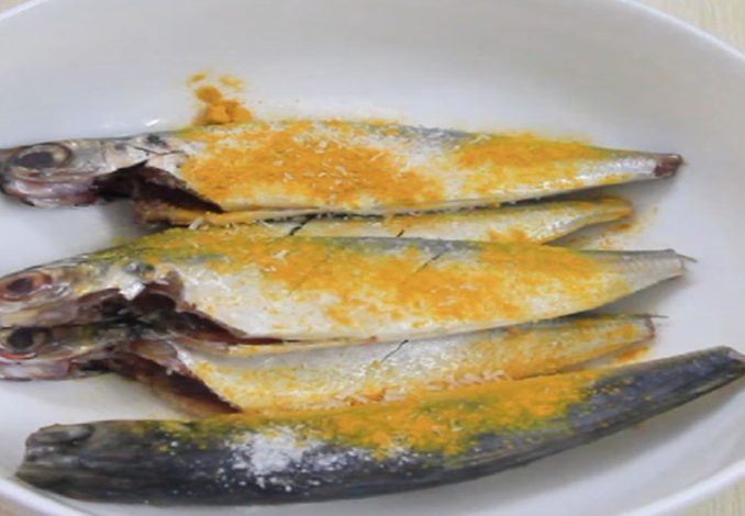 Ướp cá trong khoảng 15 – 20 phút cho cá ngấm gia vị