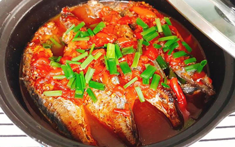 Bước nấu cá ngừ sốt cà chua điền vào sau khi ngâm trong nước muối pha loãng là gì?
