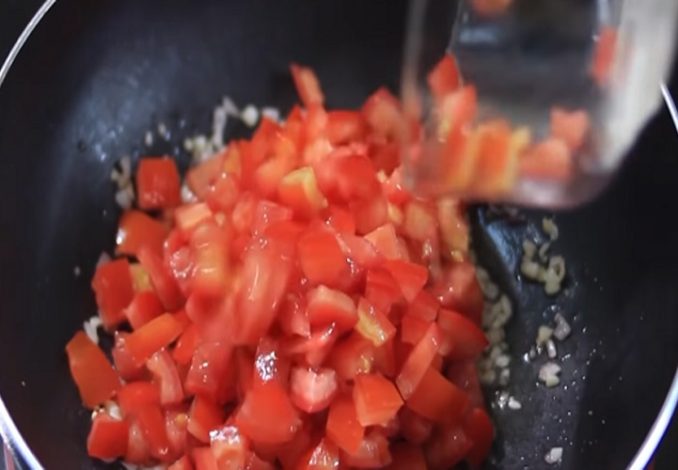 Làm nước sốt cà chua để kho cá mòi