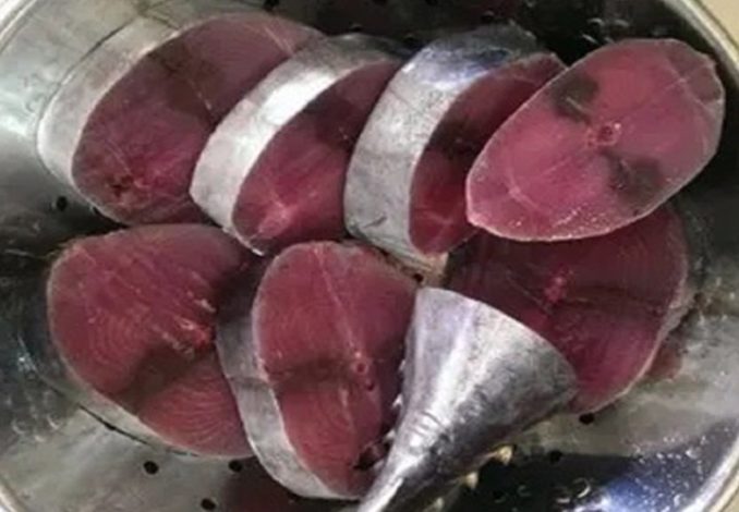 Sơ chế cá ngừ nấu bún