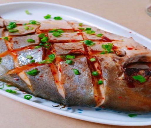 Thịt cá thì mềm thơm, dai ngon lại hơi cay nồng của ớt và mằn mặn của muối