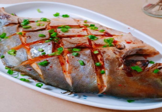 Thịt cá thì mềm thơm, dai ngon lại hơi cay nồng của ớt và mằn mặn của muối
