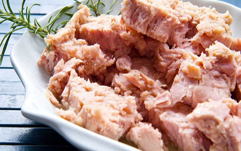 Cá ngừ ngâm dầu với hương vị đậm đà, thịt cá ngừ dai và thơm ngon