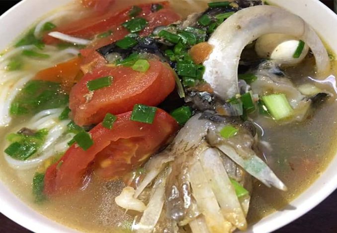 Đầu cá ngừ nấu canh chua thanh mát rất vừa miệng