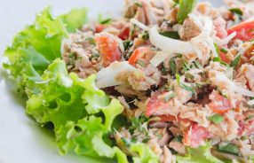 Salad cá ngừ gây bắt mắt từ cách trình bày