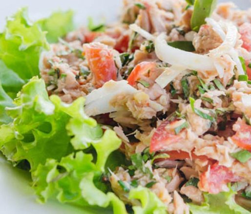 Salad cá ngừ gây bắt mắt từ cách trình bày
