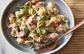 Salad cá ngừ trộn dầu giấm kết hợp với rau ăn kèm rất đưa miệng