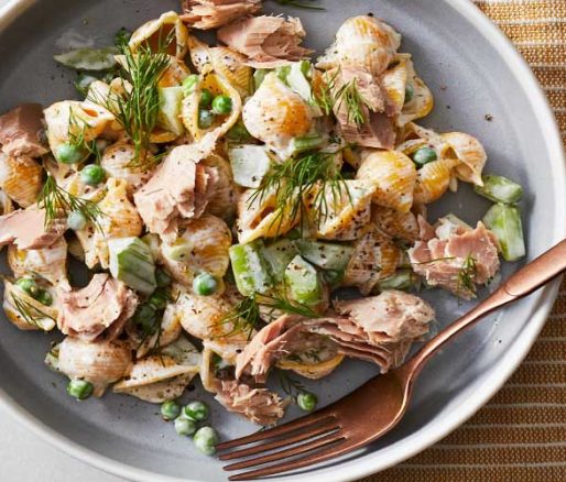 Salad cá ngừ trộn dầu giấm kết hợp với rau ăn kèm rất đưa miệng