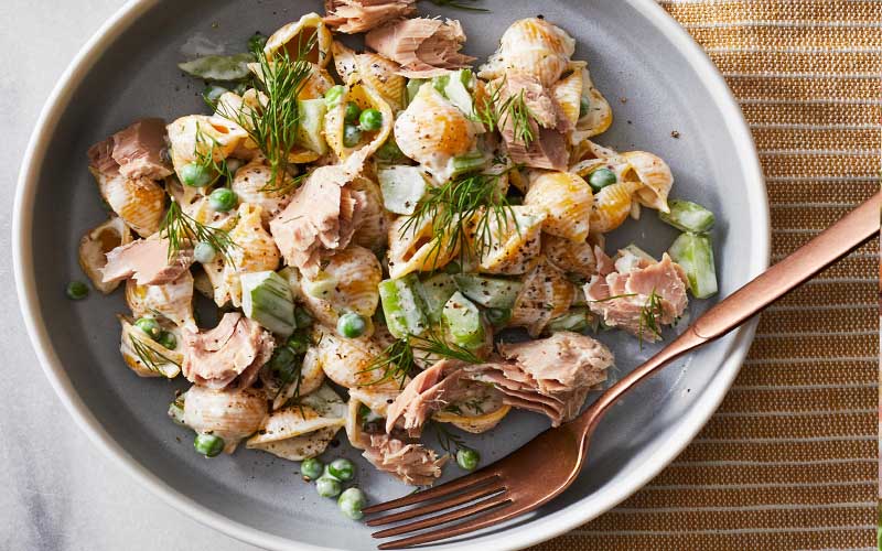 Salad cá ngừ trộn dầu giấm kết hợp với rau ăn kèm rất đưa miệng 