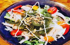 Salad rong nho cá ngừ mang chút hương vị trong xanh mát lành của đại dương