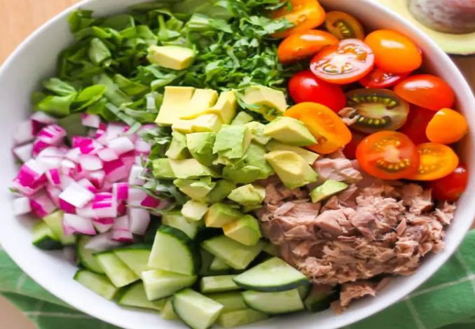 Sơ chế rau củ trộn salad