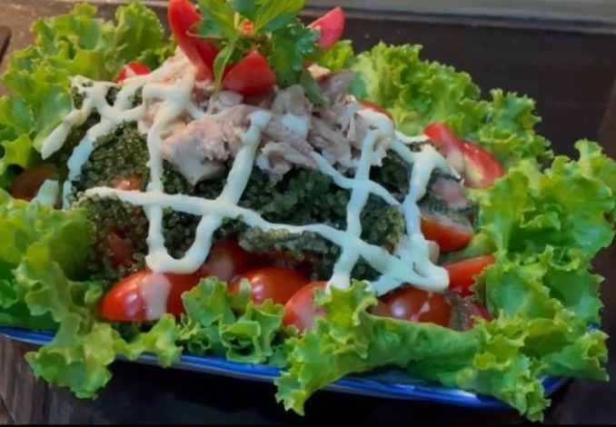 Salad rong nho cá ngừ giòn của rong nho, vị béo ngọt của cá, thêm chút chua ngọt của rau củ làm món ăn ngon lành và hấp dẫn.