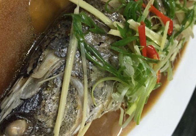 Thành phẩm cá vược hấp xì dầu với màu sắc cực bắt mắt ăn miếng mà bạn sẽ thấy mê hương vị ấy