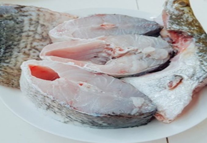 Mang cá đi chà xát với muối khoảng 3 - 5 phút để khử mùi tanh của cá